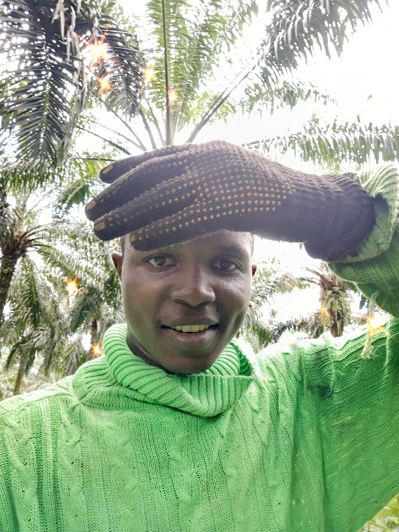 Jeune agriculteur dans une palmeraie
